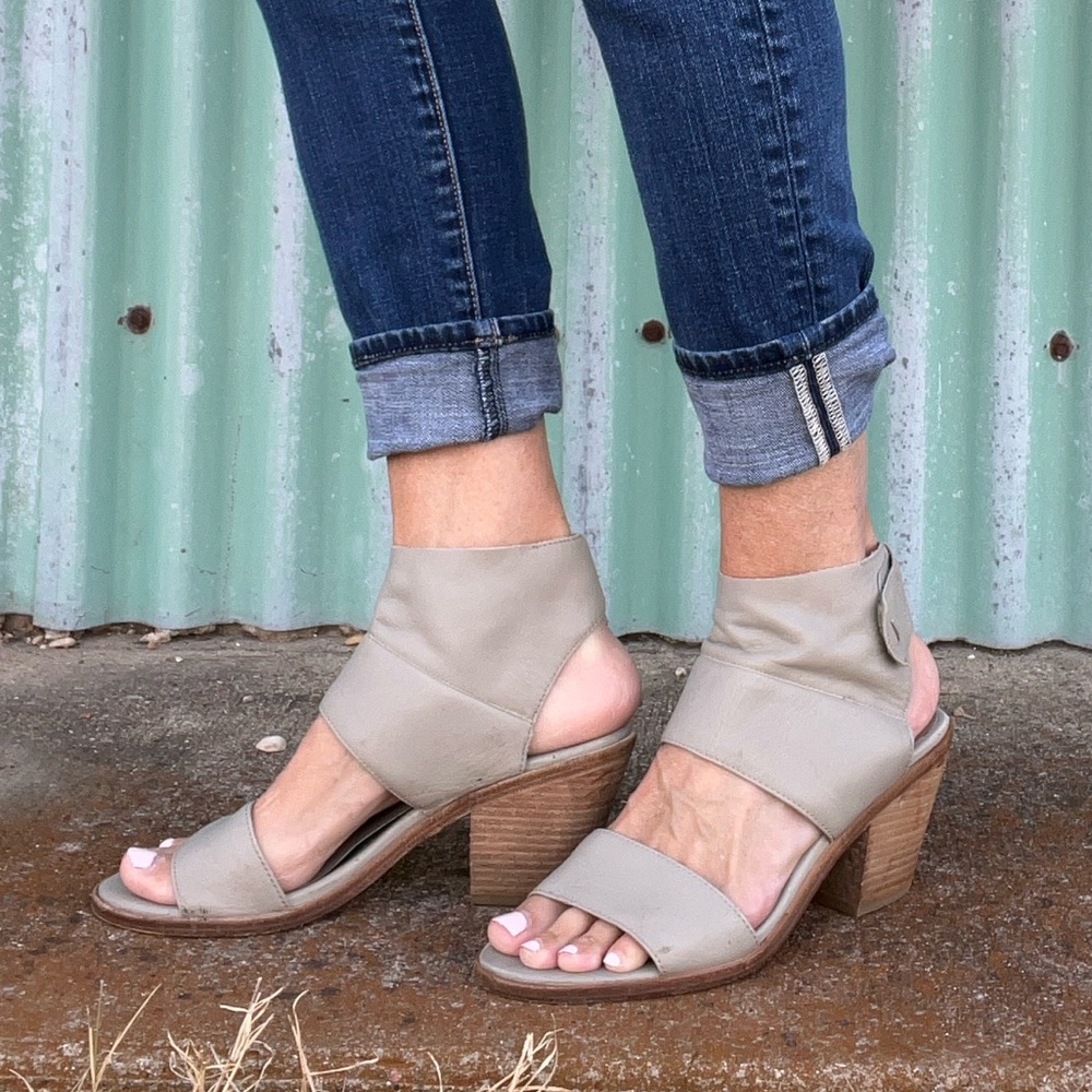 Eileen Fisher light gray leather heeled sandals sz 8.5